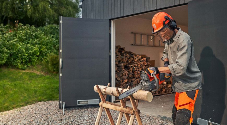 Акумуляторна Пила Husqvarna 225i KIT (9705475-06) &mdash; Комплект (АКБ + ЗП), Шина 35 См, Потужність 1.1 К.С., Ланцюг 52 Ланки